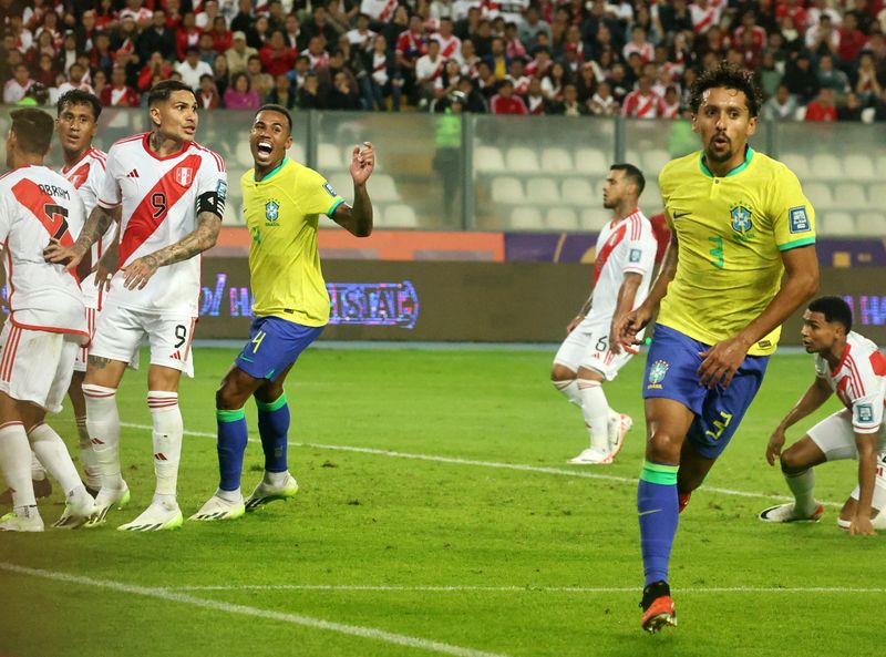 &copy; Reuters. لاعب البرازيل ماركينيوس يحتفل بإحراز الهدف الأول لفريقه في مرمى بيرو بتصفيات أمريكا الجنوبية المؤهلة لكأس العالم في ليما ببيرو يوم الأربعا