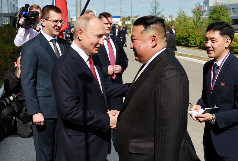 &copy; Reuters. 　９月１３日、ロシアのプーチン大統領と北朝鮮の金正恩朝鮮労働党総書記は、ロシア極東のボストーチヌイ宇宙基地で対面した。提供写真（２０２３年　ロイター／Sputnik/Vladimir Smirnov）