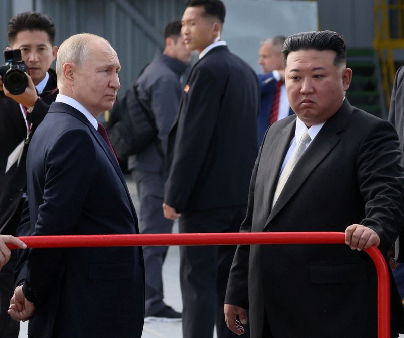 &copy; Reuters. الرئيس الروسي فلاديمير بويتن والزعيم الكوري الشمالي كيم جونج أون في قاعدة فوستوشني الفضائية في اقليم أمور يوم الأربعاء. صورة لرويترز من الك