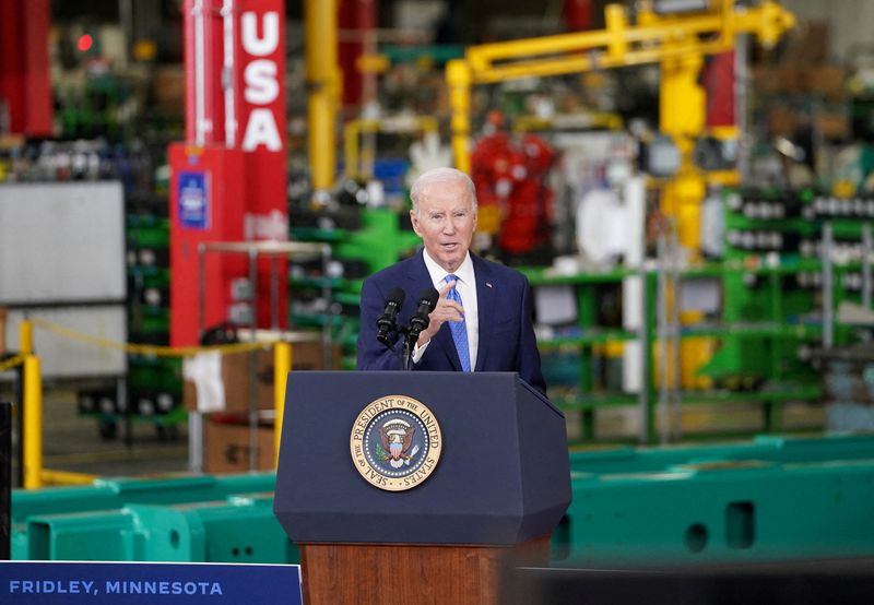&copy; Reuters. U.S. President Joe Biden delivers remarks during his visit to the Cummins Power Generation Facility in Fridley, Minnesota, U.S., April 3, 2023. REUTERS/Kevin Lamarque