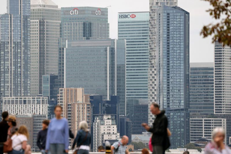 &copy; Reuters. Des personnes se tiennent dans le parc Greenwich, avec le quartier financier de Canary Wharf au loin, à Londres. /Photo prise le 29 août 2023/REUTERS/Kevin Coombs