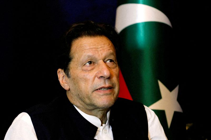 &copy; Reuters. رئيس الوزراء الباكستاني السابق عمران خان يتحدث خلال مقابلة مع رويترز في لاهور يوم 17 مارس آذار 2023. تصوير: أخطر سومرو - رويترز