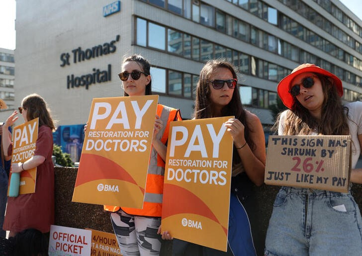 © Reuters. Demonstrators protest at a picket line outside of St Thomas' Hospital as junior doctors strike over pay and conditions, in London, Britain, June 14, 2023. REUTERS/Toby Melville/file photo