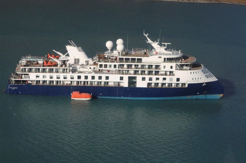 &copy; Reuters. View of the Ocean Explorer, a luxury cruise ship carrying 206 people that ran aground, in Alpefjord, Greenland, September 12, 2023.  Danish Air Force/Arctic Command/Handout via REUTERS  