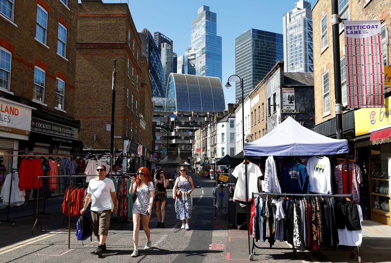 &copy; Reuters. FILE PHOTO: A view of City of London financial district behind Petticoat Lane street market, where discounted clothing is on sale, in London, Britain, August 23 2023.  REUTERS/Peter Nicholls/File Photo