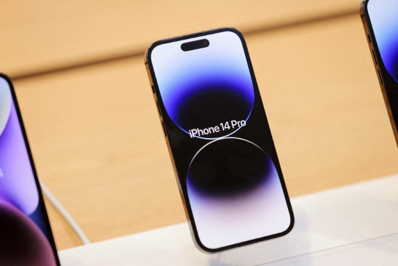 &copy; Reuters. FOTO DE ARCHIVO: El Apple iPhone 14 Pro en la tienda Apple Fifth Avenue en Manhattan, Nueva York, Estados Unidos, 16 de septiembre de 2022.  REUTERS/Andrew Kelly/File Photo