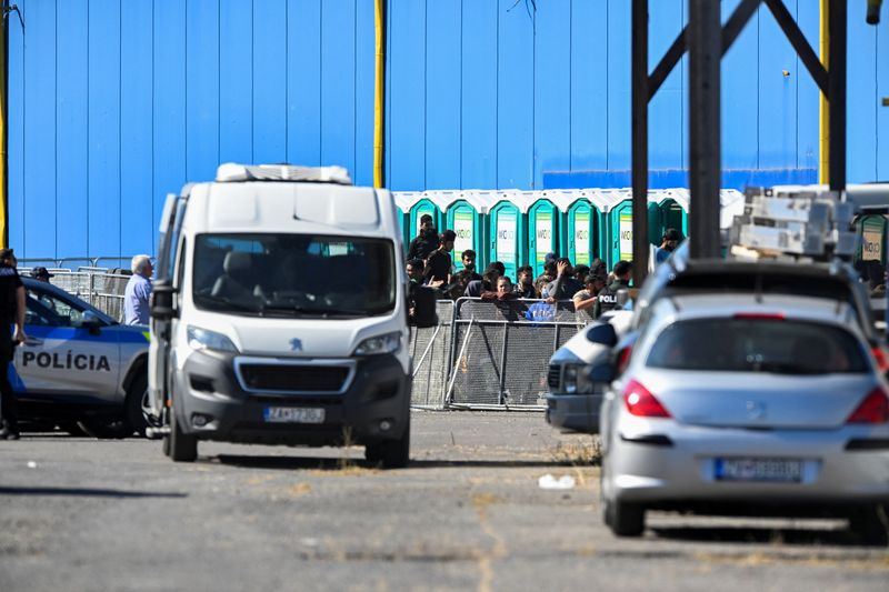 &copy; Reuters. A view shows migrants in front of the migrants camp in Velky Krtis, near the Hungary-Slovak border, Slovakia, September 6, 2023. REUTERS/Radovan Stoklasa/File Photo