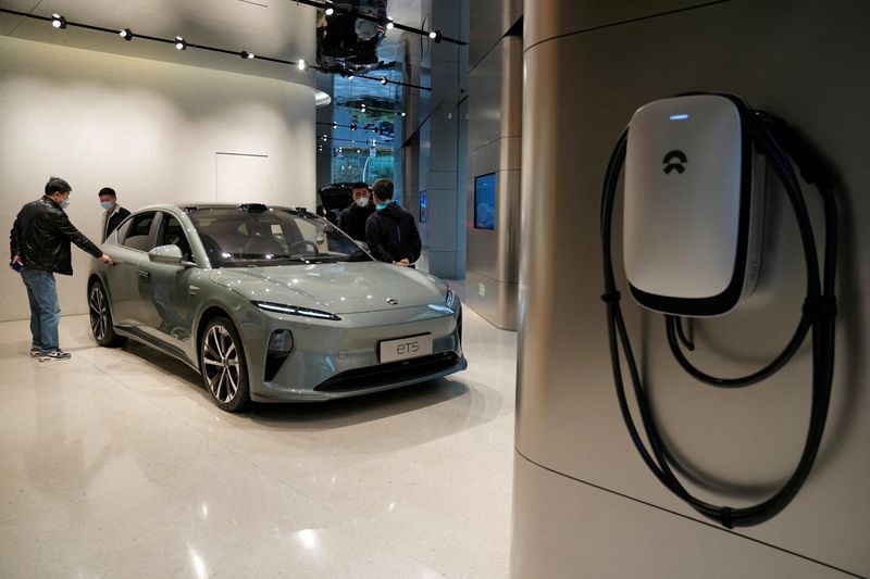 &copy; Reuters. FOTO DE ARCHIVO: Un vehículo eléctrico Nio ET5 en la sala de exposición del fabricante chino de vehículos eléctricos en Shanghái, China. 3 de febrero de 2023. REUTERS/Aly Song