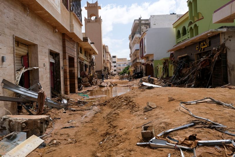 © Reuters. جانب من شارع تضرر في أعقاب تعرض ليبيا لعاصفة ورياح قوية في درنة يوم الثلاثاء. تصوير: عصام الفيتوري - رويترز.