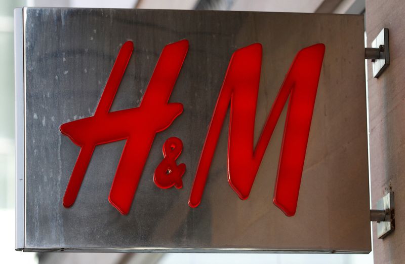 &copy; Reuters. FOTO DE ARCHIVO: Logotipo de H&M en una sucursal de la empresa de ropa en Manchester norte de Inglaterra, 17 de marzo de 2016. REUTERS/Phil Noble