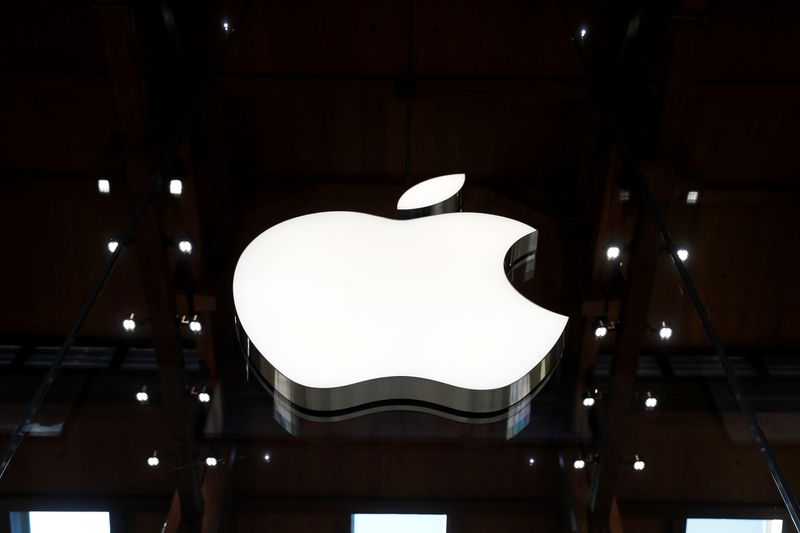 &copy; Reuters. FOTO DE ARCHIVO: Un logotipo de Apple en una tienda de Apple en París, Francia 17 de septiembre 2021. REUTERS/Gonzalo Fuentes/Foto de archivo