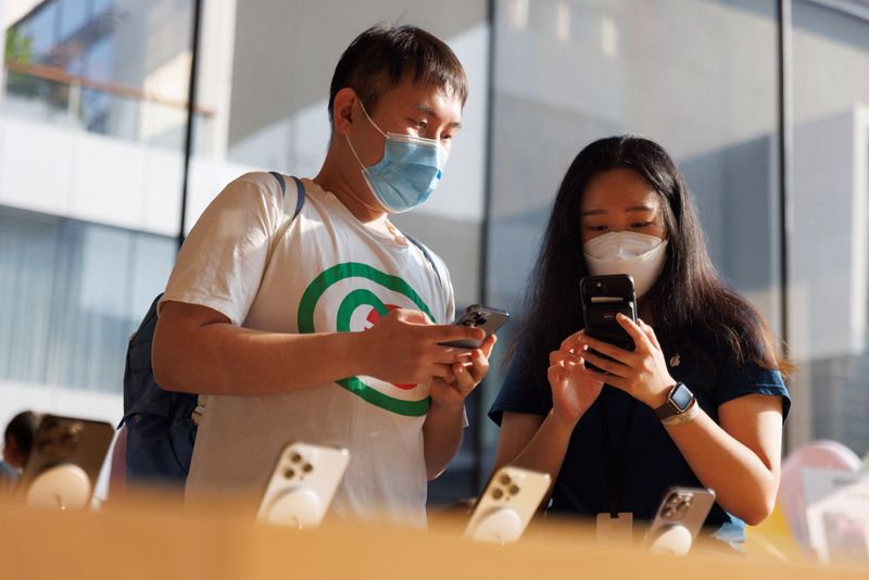 &copy; Reuters.  ９月１２日、    米アップルの新型「ｉＰｈｏｎｅ１５」が中国でさまざまな反響を呼んでいる。北京のアップルストアで２０２２年９月撮影（２０２３年　ロイター/Thomas Peter）