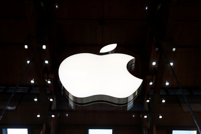 &copy; Reuters. Il logo di Apple in un negozio Apple a Parigi, Francia, 17 settembre 2021. REUTERS/Gonzalo Fuentes/File Photo