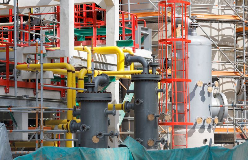 &copy; Reuters. Une vue montre une partie de la première usine espagnole de biocarburants de deuxième génération en construction dans le complexe industriel de Cartagena. /Photo prise le 7 mars 2023/REUTERS/Jon Nazca