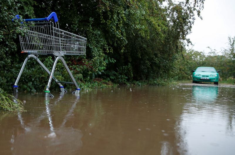 &copy; Reuters. Un carrito de la compra en un aparcamiento inundado después de fuertes lluvias, en Hertford, Hertfordshire, Reino Unido, 14 de agosto 2020. REUTERS/Andrew Couldridge/Foto de archivo