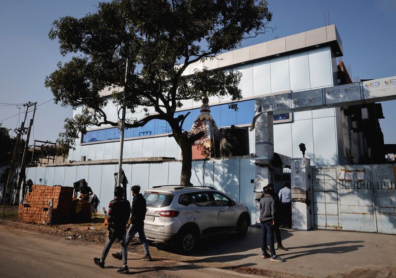 &copy; Reuters. FILE PHOTO-People stand outside the Maiden Pharmaceuticals plant that was sealed by the Indian government officials in 2022, in Sonipat in the northern state of Haryana, India, February 2, 2023. REUTERS/Adnan Abidi/File Photo