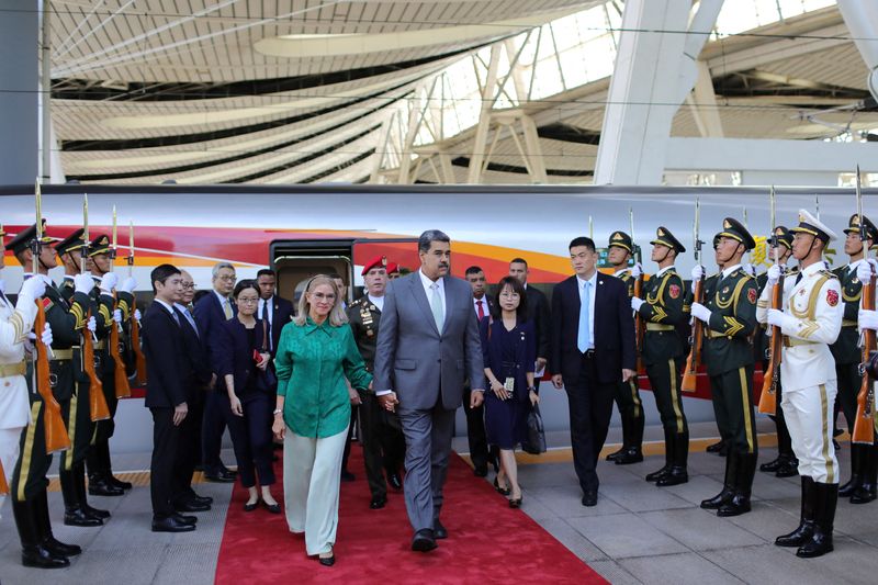 &copy; Reuters. El presidente de Venezuela, Nicolás Maduro, y su esposa, Cilia Flores, caminan juntos tras llegar a Pekín, China. 12 de septiembre, 2023. Palacio de Miraflores/Handout via REUTERS