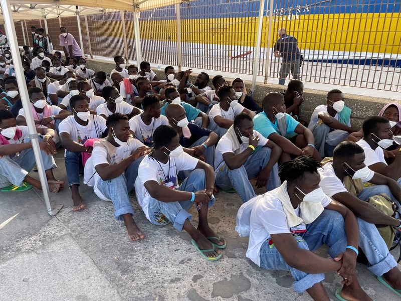 &copy; Reuters. مهاجرون ينتظرون ركوب العبارة إلى البر الرئيسي في جزيرة لامبيدوزا بقبرص في إيطاليا يوم 27 أغسطس آب 2023. تصوير: توني كولابينتو - رويترز. يحظر إعا
