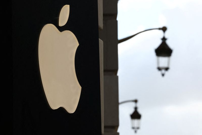 &copy; Reuters. An Apple logo is pictured outside an Apple store in Lille, France, September 13, 2023. REUTERS/Stephanie Lecocq