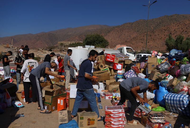 &copy; Reuters. Pessoas separam ajuda a vítimas de terremoto que atingiu Marrocos em Talat N'Yaaqoub
13/09/2023 REUTERS/Hannah McKay