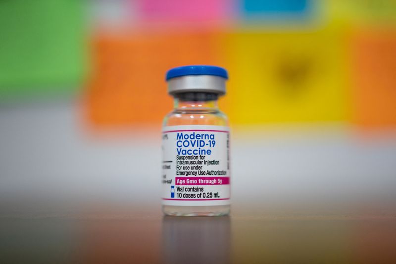 &copy; Reuters. FOTO DE ARCHIVO: Un vial de la vacuna Moderna contra la enfermedad por coronavirus (COVID-19) aparece en la farmacia Skippack en Schwenksville, Pensilvania, Estados Unidos. 20 de junio, 2022. REUTERS/Hannah Beier/Archivo