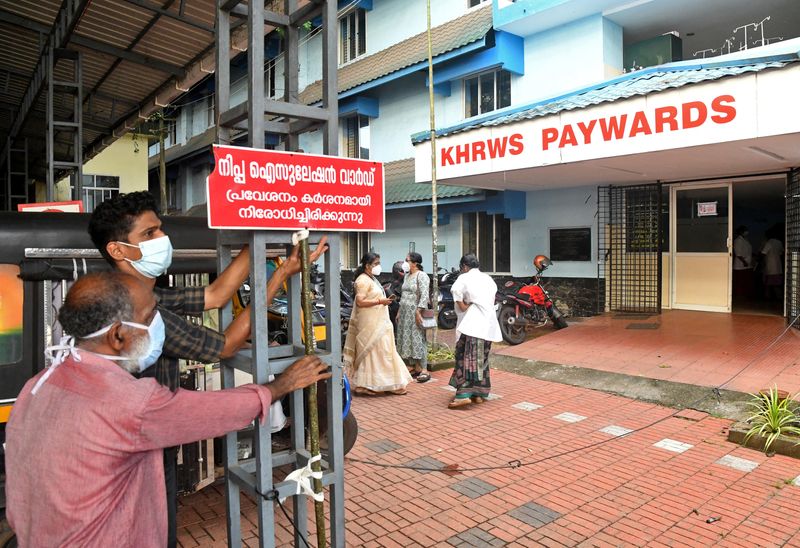 &copy; Reuters. Funcionários instalam placa com os dizeres "Área de isolamento do Nipah, entrada estritamente proibida" em hospital no distrito de Kozhikode, em Kerala, na Índia
12/09/2023 REUTERS/Stringer