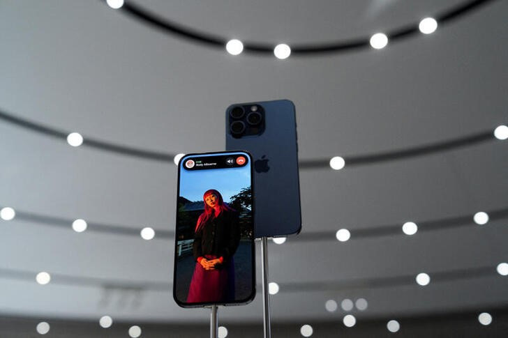 © Reuters. The iPhone 15 Pro is presented during the 'Wonderlust' event at the company's headquarters in Cupertino, California, U.S. September 12, 2023. REUTERS/Loren Elliott
