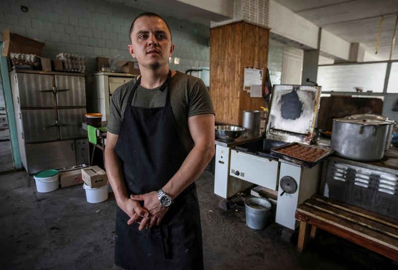 © Reuters. Serhiy, 30, a former restaurant chef and military cook stands as he prepares a meal, amid Russia's attack on Ukraine, in Dnipropetrovsk region, Ukraine September 12, 2023. REUTERS/Oleksandr Ratushniak