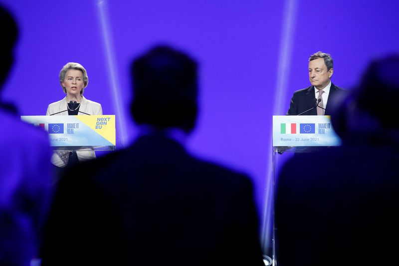 &copy; Reuters. La presidente della Commissione europea Ursula von der Leyen e l'allora presidente del Consiglio italiano Mario Draghi a una conferenza stampa a Roma, Italia, 22 giugno 2021. REUTERS/Remo Casilli