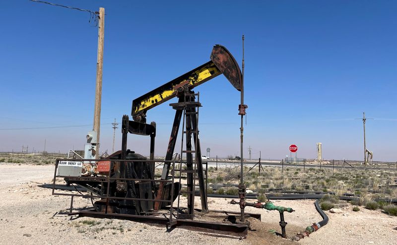 &copy; Reuters. Un cric de pompe à pétrole est vu dans la région de Loco Hills, au Nouveau-Mexique, aux États-Unis. /Photo prise le 6 avril 2023/REUTERS/Liz Hampton