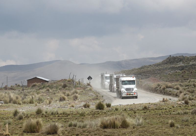 © Reuters. Foto de archivo. Camiones de la mina las Bambas circulan a lo largo del corredor minero entre Sayhua y Ccapacmarca, cerca de Ccapacmarca, Perú, 19 de enero de 2022. Foto tomada el 19 de enero de 2022. REUTERS/Sebastián Castaneda