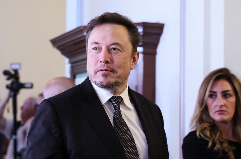 © Reuters. Elon Musk arrives for a bipartisan Artificial Intelligence (AI) Insight Forum for all U.S. senators hosted by Senate Majority Leader Chuck Schumer (D-NY) at the U.S. Capitol in Washington, U.S., September 13, 2023. REUTERS/Leah Millis