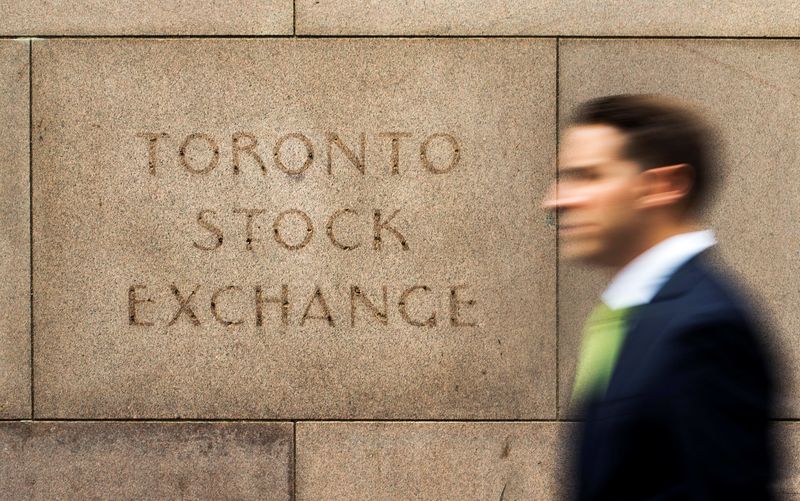 &copy; Reuters. FOTO DE ARCHIVO: Un hombre pasa junto a un antiguo cartel de la Bolsa de Toronto (TSX) en Toronto. 23 de junio de 2014. REUTERS/Mark Blinch/