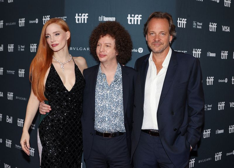 &copy; Reuters. Jessica Chastain, Peter Sarsgaard e director Michel Franco no Festival de Toronto
 12/9/2023    REUTERS/Carlos Osorio