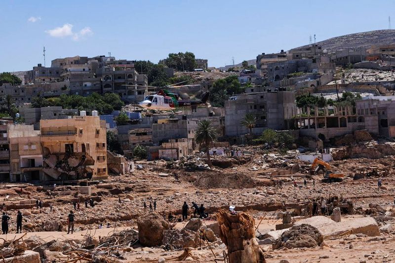 © Reuters. People inspect damage in Derna, Libya, following a powerful storm and heavy rainfall, September 13, 2023. REUTERS/Esam Omran Al-Fetori 