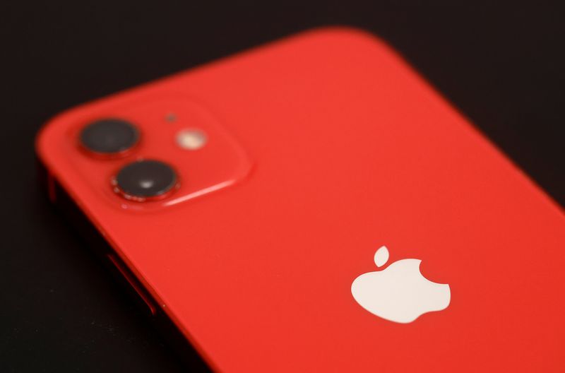 © Reuters. An Apple iPhone 12 is pictured in a mobile phone store in Nantes, France, September 13, 2023. REUTERS/Stephane Mahe