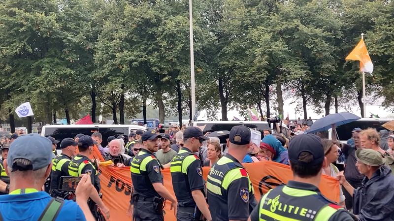 &copy; Reuters. Ativistas climáticos protestam em Haia, Holanda (captura de tela obtida de um vídeo nas redes sociais)
11/07/2023, 
HANNAH PRINS/via REUTERS
