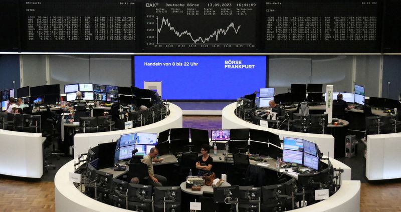 &copy; Reuters. شاشات تعرض بيانات مؤشر داكس الألماني في بورصة فرانكفورت يوم الأربعاء. تصوير: رويترز.

