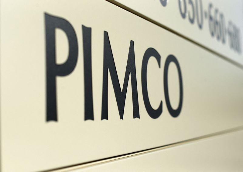 &copy; Reuters. FOTO DE ARCHIVO: Un cartel de Pacific Investment Management Co (PIMCO) se muestra en Newport Beach, California 4 de agosto de 2015. REUTERS/Mike Blake/Foto de Archivo
