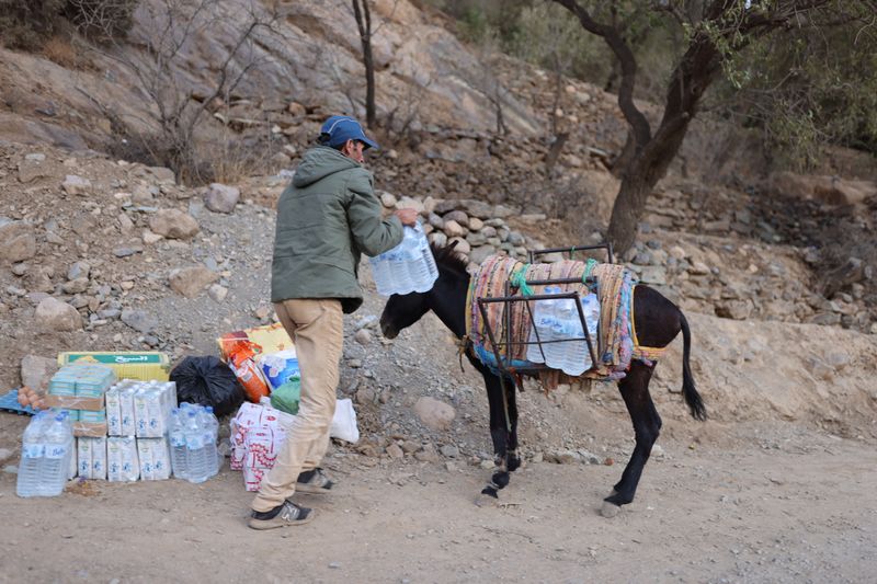 © Reuters. A man packs bottles of water on his donkey after receiving donations, in the aftermath of a deadly earthquake, near Talat N'Yaaqoub, in Morocco September 12, 2023. REUTERS/Nacho Doce