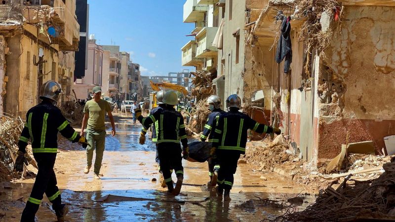 &copy; Reuters. Les membres des équipes de secours à Derna, en Libye. /Photo prise le 13 septembre 2023/REUTERS/Ahmed Elumami
