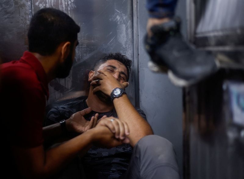 &copy; Reuters. رجل فلسطيني في المستشفى عقب انفجار عند السياج الحدودي بين إسرائيل وغزة يوم الثلاثاء تصوير: محمد سالم - رويترز.
