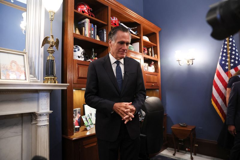 © Reuters. U.S. Senator Mitt Romney (R-UT) faces reporters during a news conference where he discussed his intention not to seek reelection following the end of his current term, which ends in January 2025, on Capitol Hill in Washington, U.S., September 13, 2023. REUTERS/Leah Millis