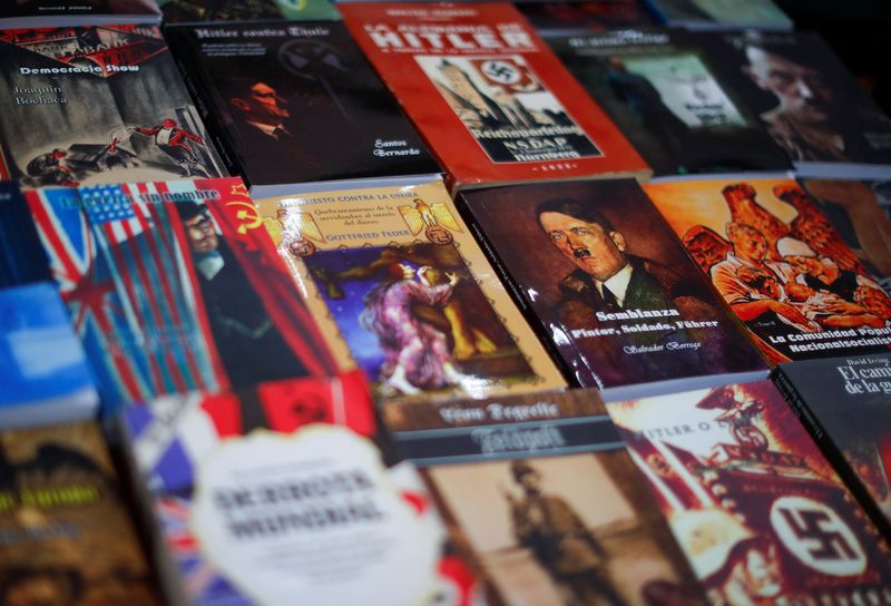 &copy; Reuters. Livros de propaganda nazista confiscados em operação da polícia da Argentina, em Buenos Aires
13/09/2023
REUTERS/Agustin Marcarian