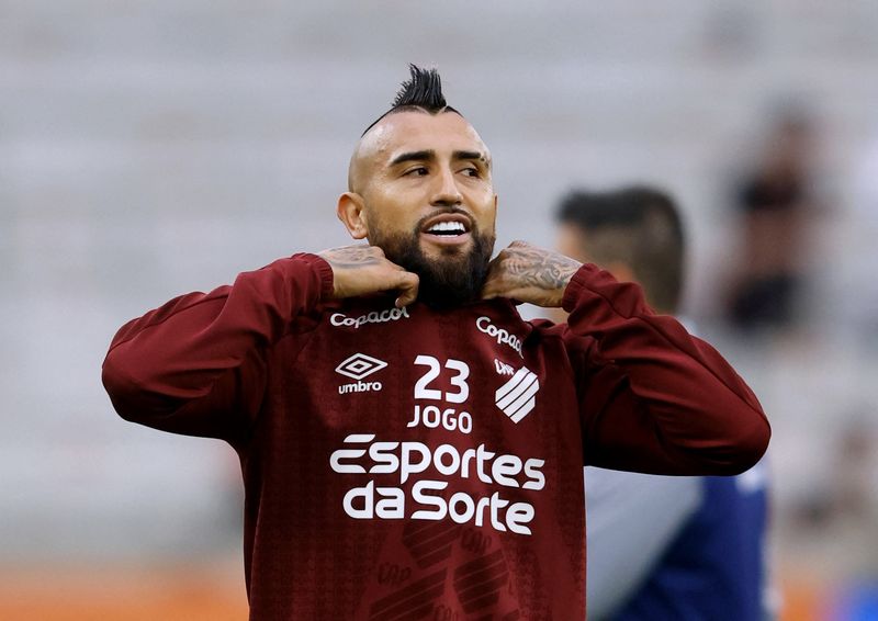 &copy; Reuters. Chileno Arturo Vidal, volante do Athletico
02/09/2023
REUTERS/Rodolfo Buhrer