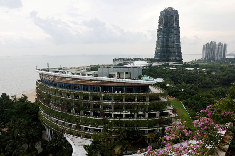 © Reuters. FILE PHOTO: A view of a hotel next to an office and residential apartment block in Country Garden's Forest City development in Johor Bahru, Malaysia August 16, 2023. REUTERS/Edgar Su/File Photo