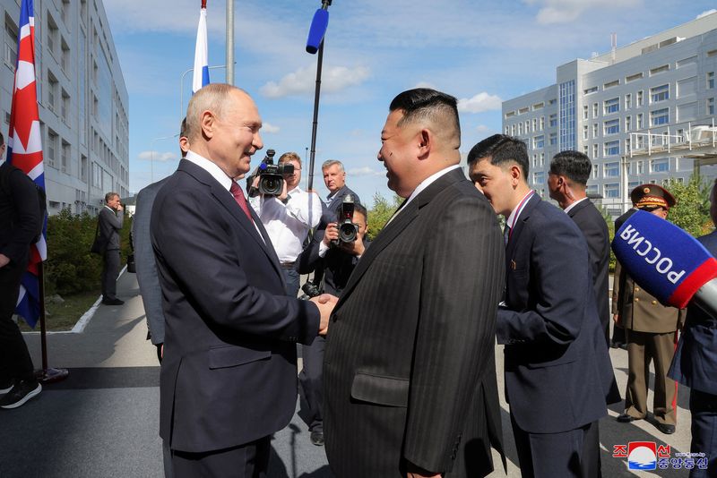 © Reuters. North Korean leader Kim Jong Un meets Russia's President Vladimir Putin at the Vostochny ?osmodrome in the Amur Oblast of the Far East Region, Russia, September 13, 2023 in this image released by North Korea's Korean Central News Agency.   KCNA via REUTERS