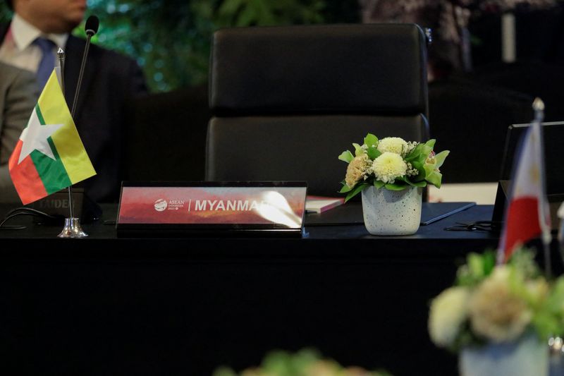 © Reuters. FILE PHOTO: The seat reserved for Myanmar is left empty during plenary season of the Association of Southeast Asian Nations (ASEAN) Foreign Minister’s Meeting at Shangri-La Hotel in Jakarta, Indonesia, July 11, 2023. REUTERS/Ajeng Dinar Ulfiana/Pool/File Photo