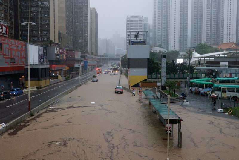 &copy; Reuters. 　９月１４日、香港の気象当局は、降雨警報のレベルが上から２番目に高い「レッド」を発令した。今後大規模な洪水が発生する恐れがあるとし、学校は休校となった。写真は記録的豪雨と