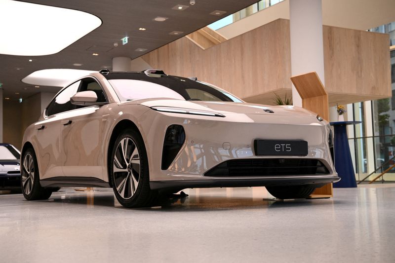 &copy; Reuters. FILE PHOTO: A NIO ET5 car model is pictured at the NIO House, the showroom of the Chinese premium smart electric vehicle manufacture NIO Inc. in Berlin, Germany August 17, 2023. REUTERS/Annegret Hilse/File Photo